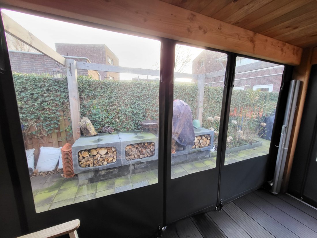 Veranda die klaar is gemaakt voor het najaar met doek en verlichting