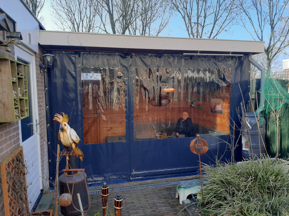 Verandadoek dat strak staat op een open, winderige locatie