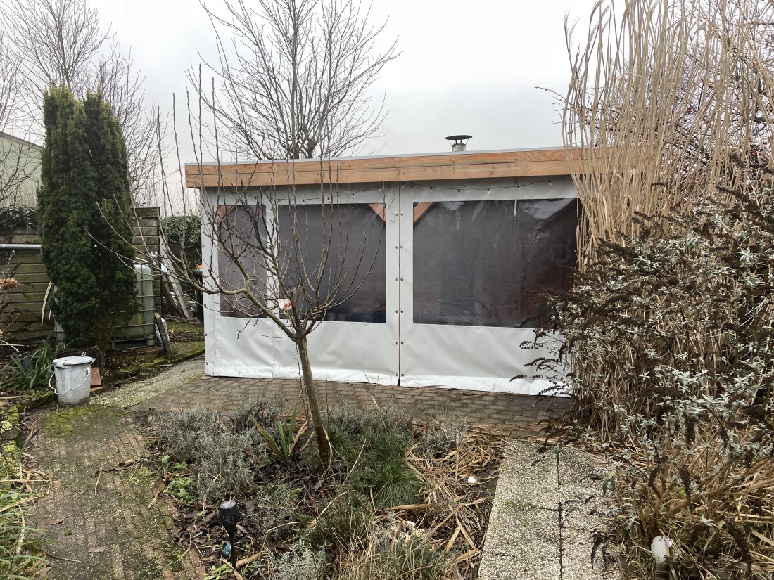 Balkon met een verandadoek dat wind en inkijk tegenhoudt