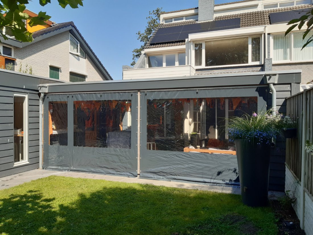 Veranda met verandadoek en een tuin waar honden vrij kunnen lopen