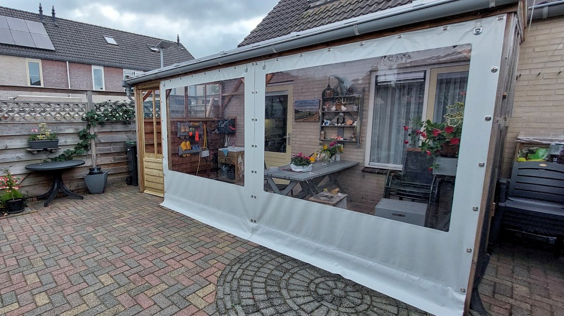 Overkapping met meerdere banen verandadoek Lange overkapping met meerdere op maat gemeten banen verandadoek