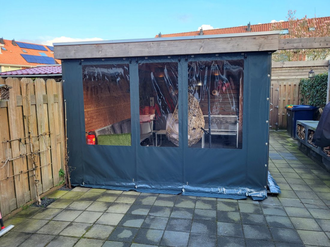Veranda met deels gesloten doek voor privacy en deels doorkijk