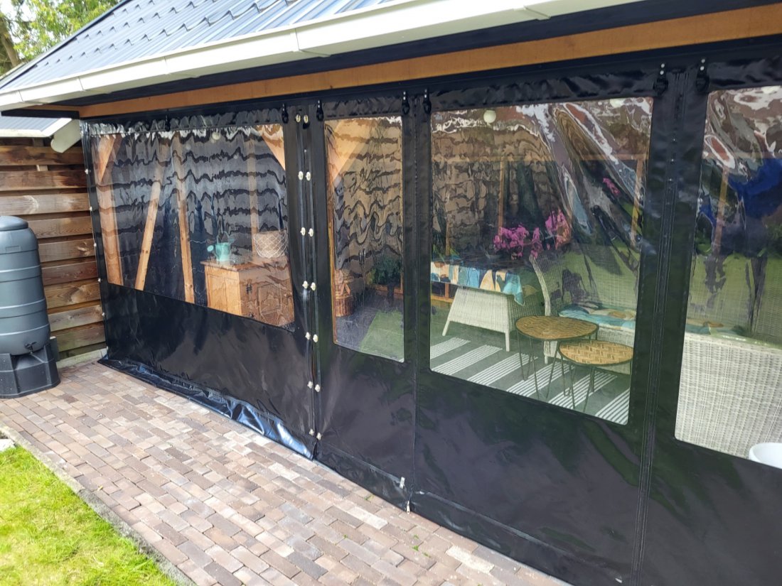 Veranda met transparant verandadoek dat is schoongemaakt en onderhouden