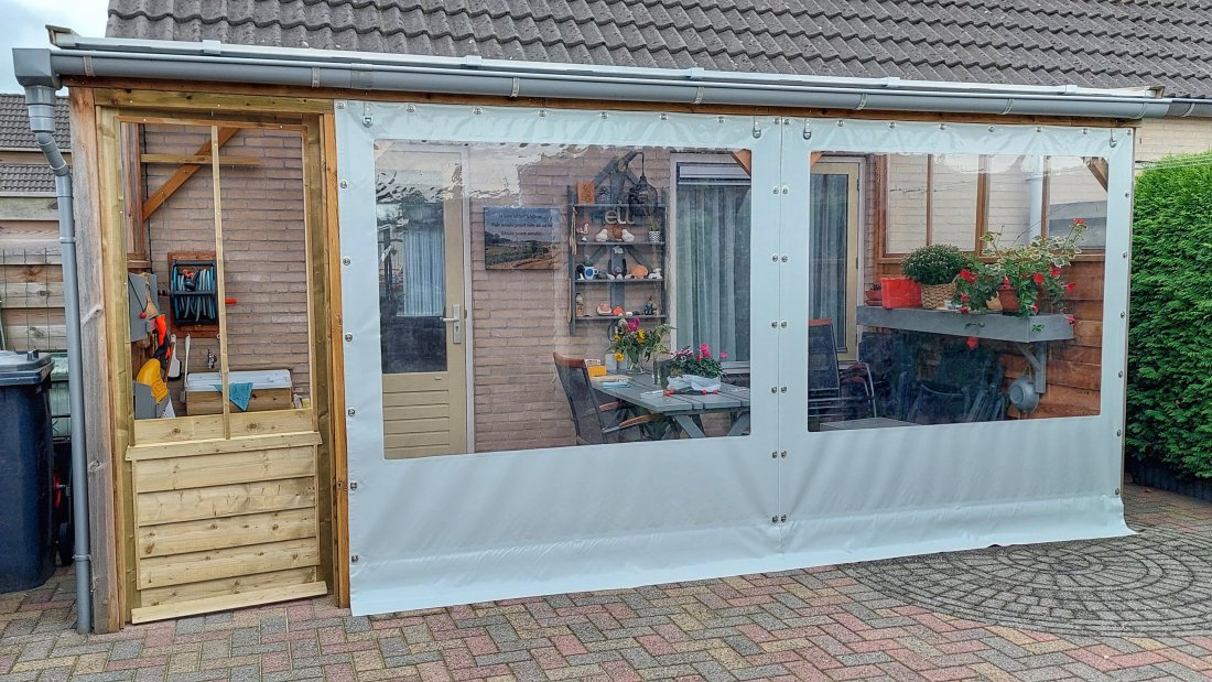 Terras met transparante zeilen Terras met transparante zeilen zodat gasten uitzicht houden