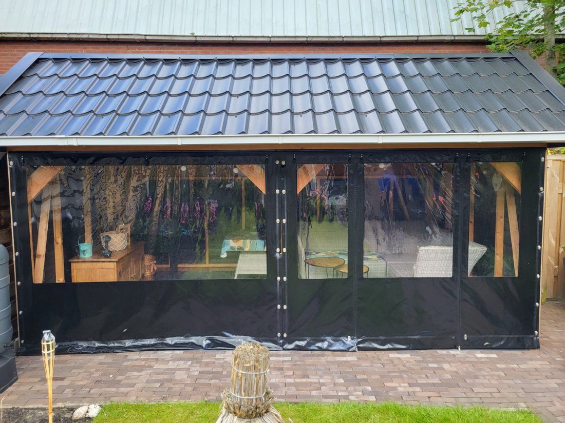 Groot overdekt terras met doeken Groot overdekt terras met doeken langs de open zijden
