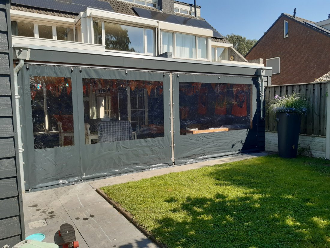Overkapping met verandazeil van gecoat polyester Overkapping met een verandazeil van polyester met pvc-coating