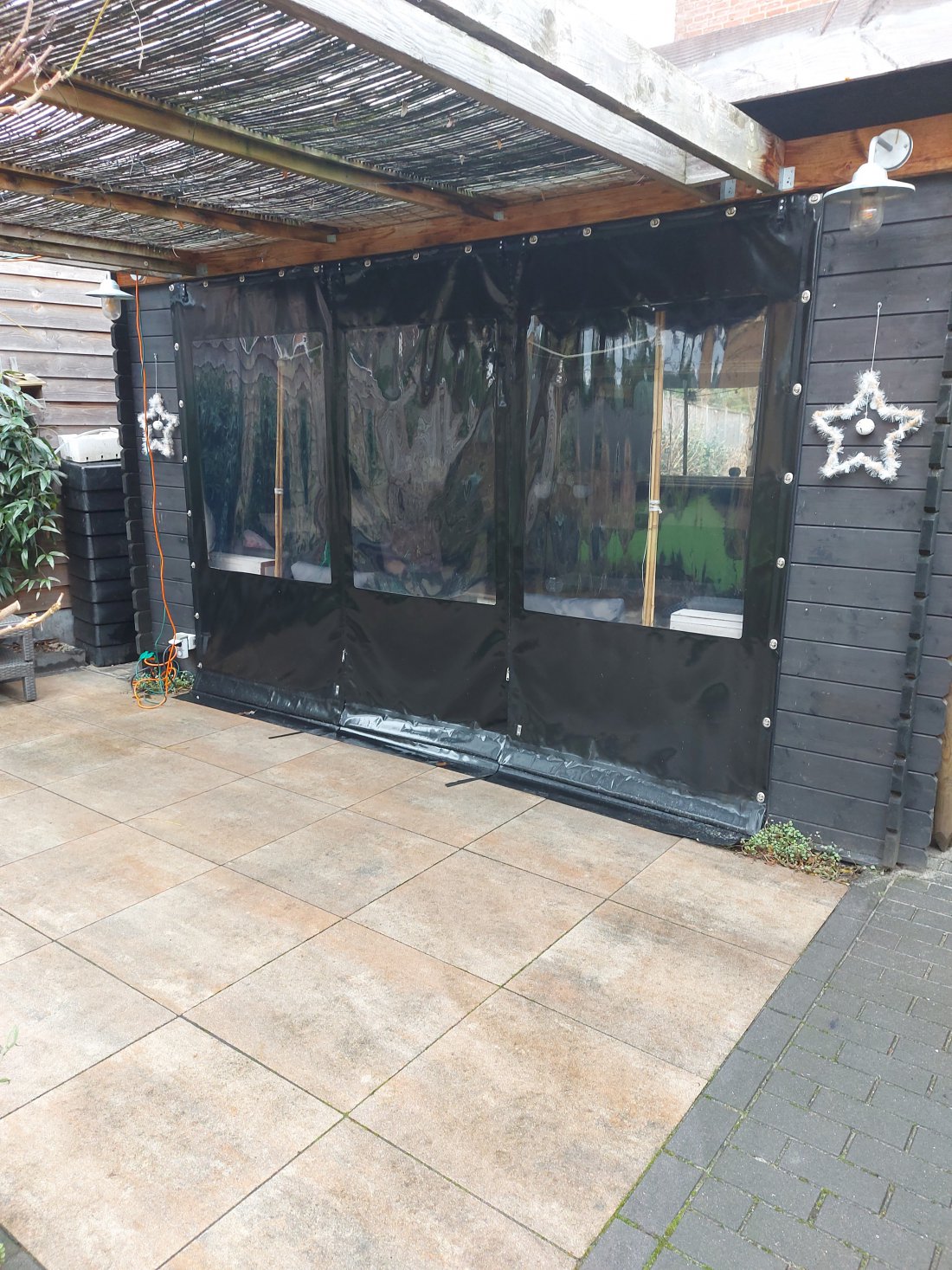 Antracietkleurig verandadoek Antracietkleurig verandadoek aan een houten overkapping